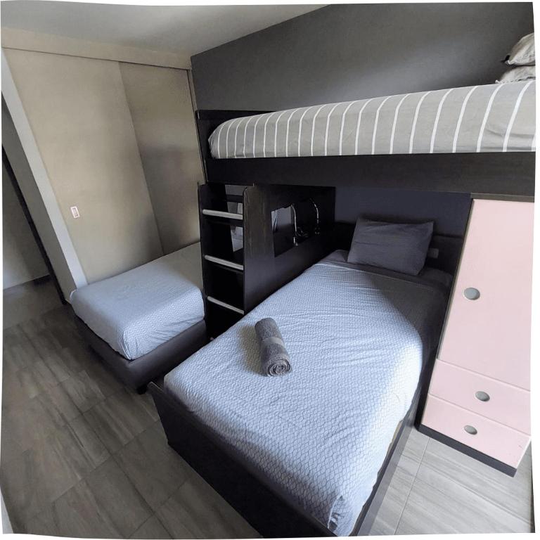 Lindo departamento con estacionamiento gratis - Three-Bedroom Apartment - 14
