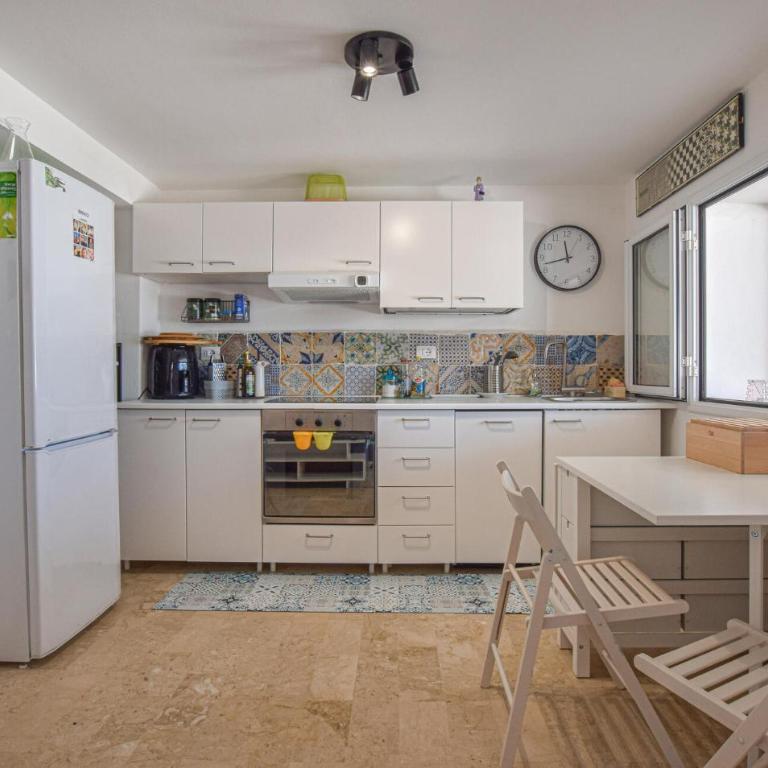 3 Bedroom Gorgeous Apartment In Alcamo - Three-Bedroom Apartment - 7