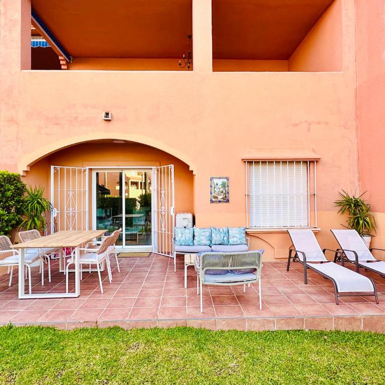 No10 - Beachfront Estepona close to port, 2 bedroom, 2 bathroom, sleeps 5 - Apartamento Familiar de 2 dormitorios con vistas - 5