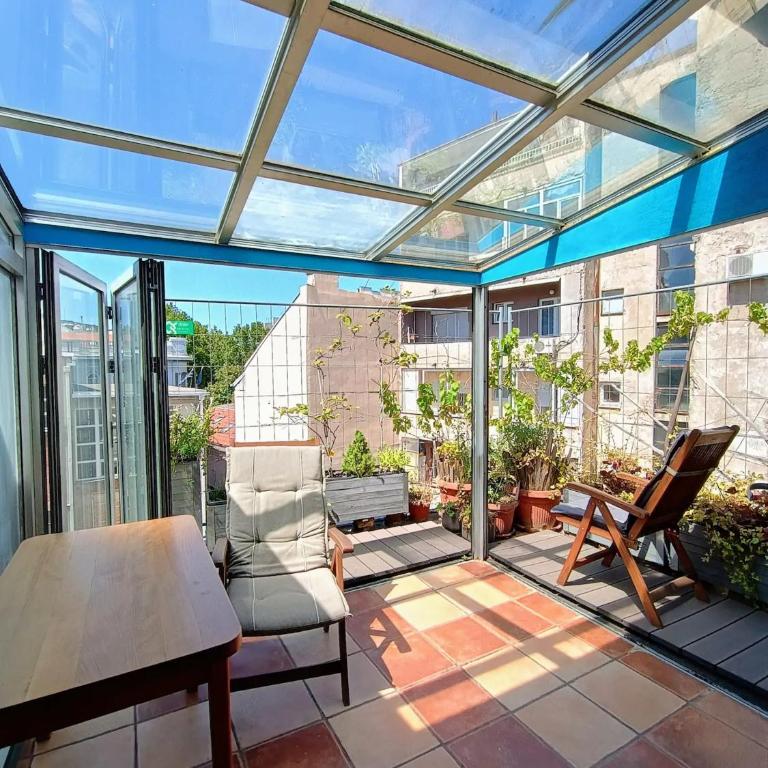 On The Terrace La Vida Joy Mansard Top Kitchen - Apartment - 1