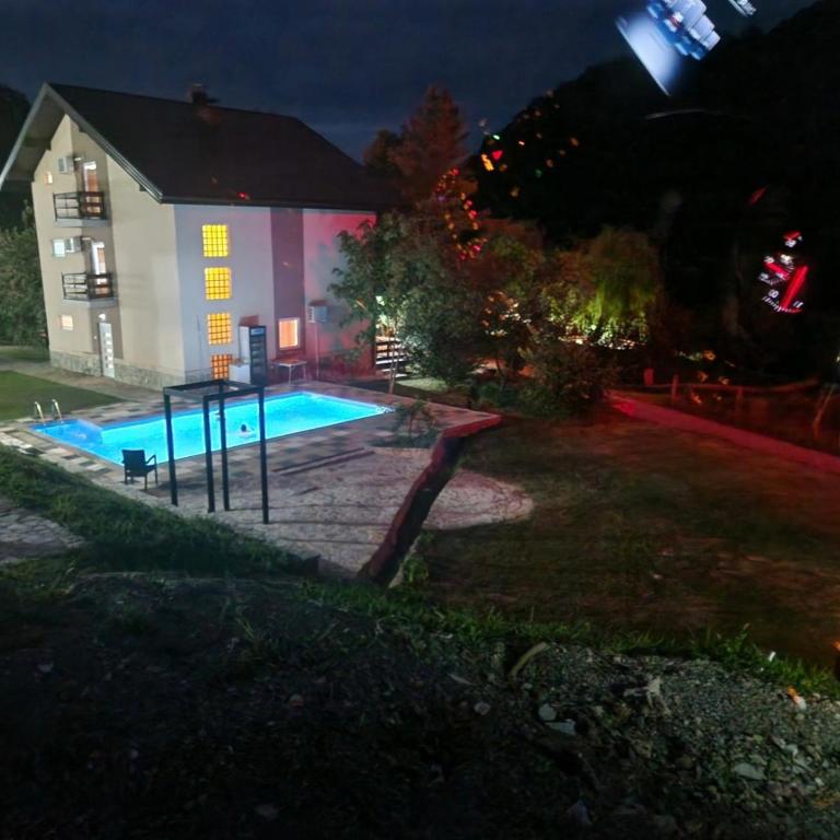 Home with a Swimming Pool - Villa - 4