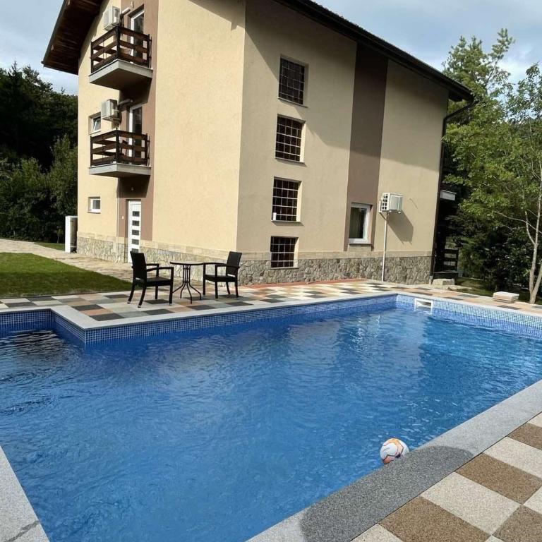 Home with a Swimming Pool - Villa - 5