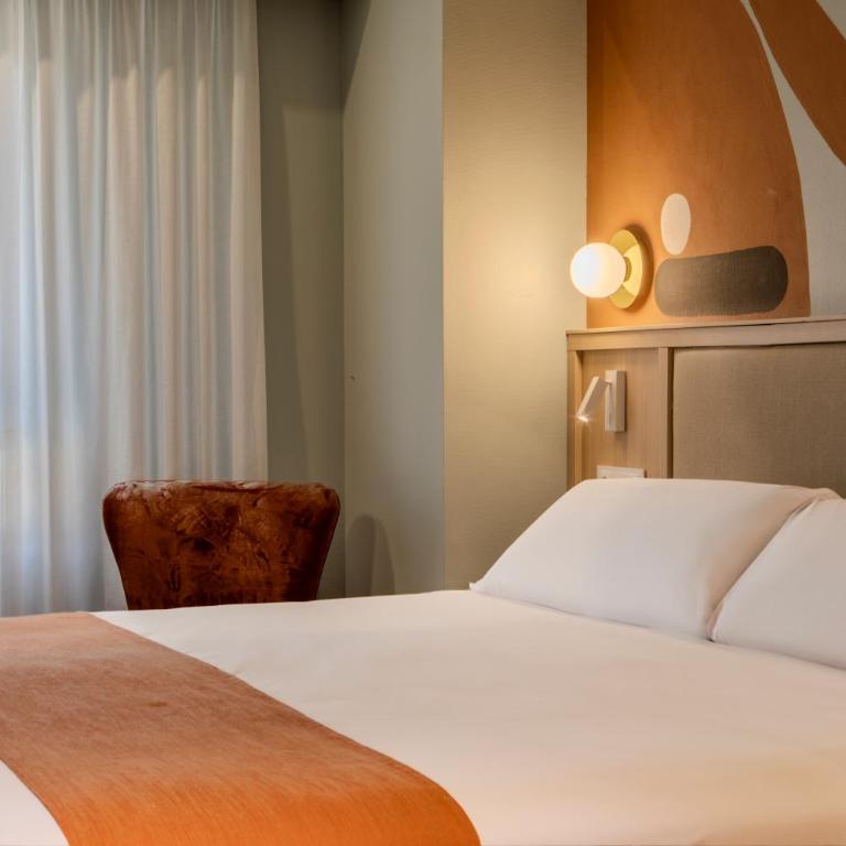 Hotel Corona de Castilla Burgos - Habitación Doble Premium Exterior con cama extragrande - 3