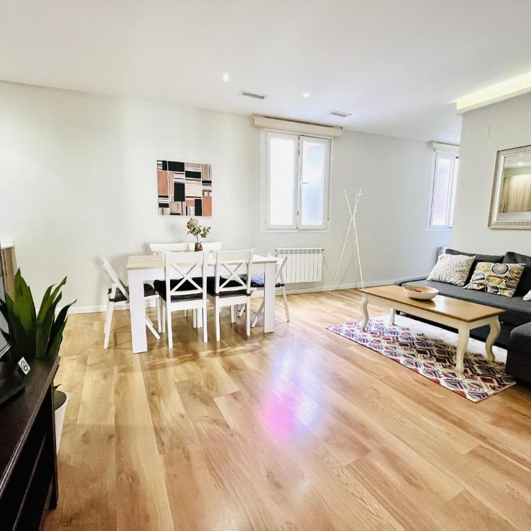 dPLACE To Be - Luxury Apartment in Historic Center - Two-Bedroom Deluxe Apartment with Balcony - 2