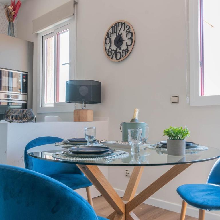 Authentic Madrid Experience -Plaza Mayor 7min walk - Spectacular view - Champagne - One-Bedroom Apartment - 12