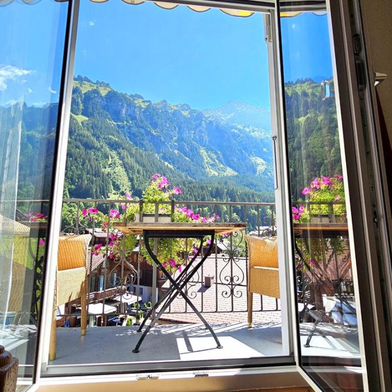 Hotel Schönegg - Superior Familienzimmer mit Balkon und Bergblick - 1