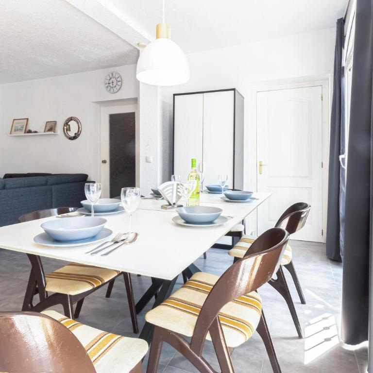 3 Bedroom Beautiful Apartment In Torrevieja - Three-Bedroom Apartment - 3