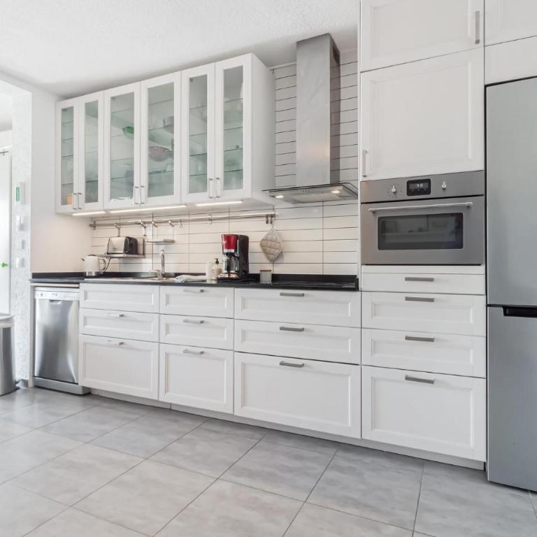 3 Bedroom Beautiful Apartment In Torrevieja - Three-Bedroom Apartment - 4