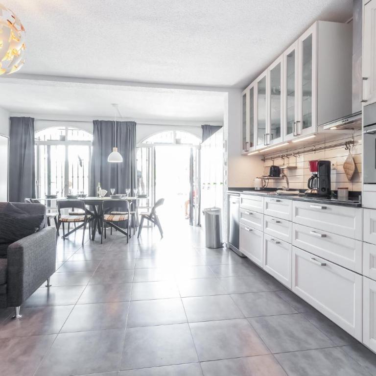 3 Bedroom Beautiful Apartment In Torrevieja - Three-Bedroom Apartment - 8