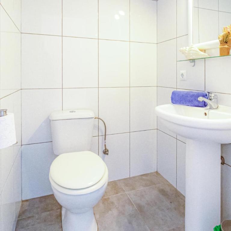 3 Bedroom Beautiful Apartment In Torrevieja - Three-Bedroom Apartment - 13