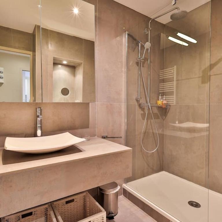 Centre St Tropez - Gd 2 pièces, piscine et parking - Apartment mit 1 Schlafzimmer - 13