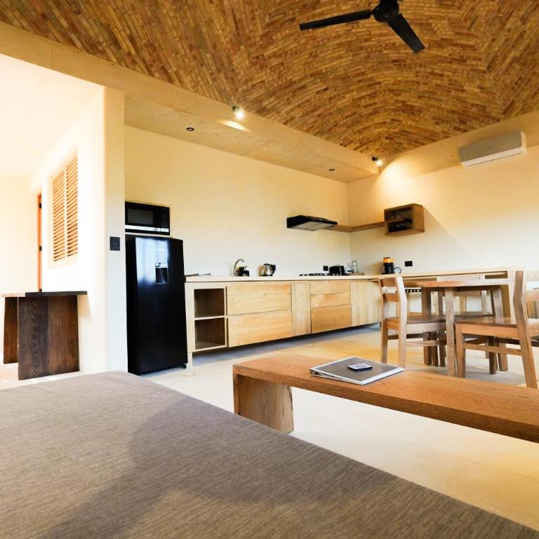 Casa Borka LUXURY FULLY FURNISHED BEACH CONDOS WITH POOL - Apartamento Superior - 4