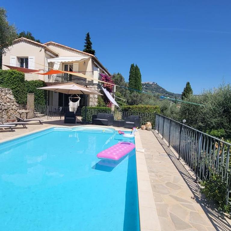 "La Colombe sous les Oliviers" Gîte jusqu'à 4 personnes - 75m2 - Sur Boooking - Rez de jardin Piscine Vue mer et lac - Casa Vacanze - 44