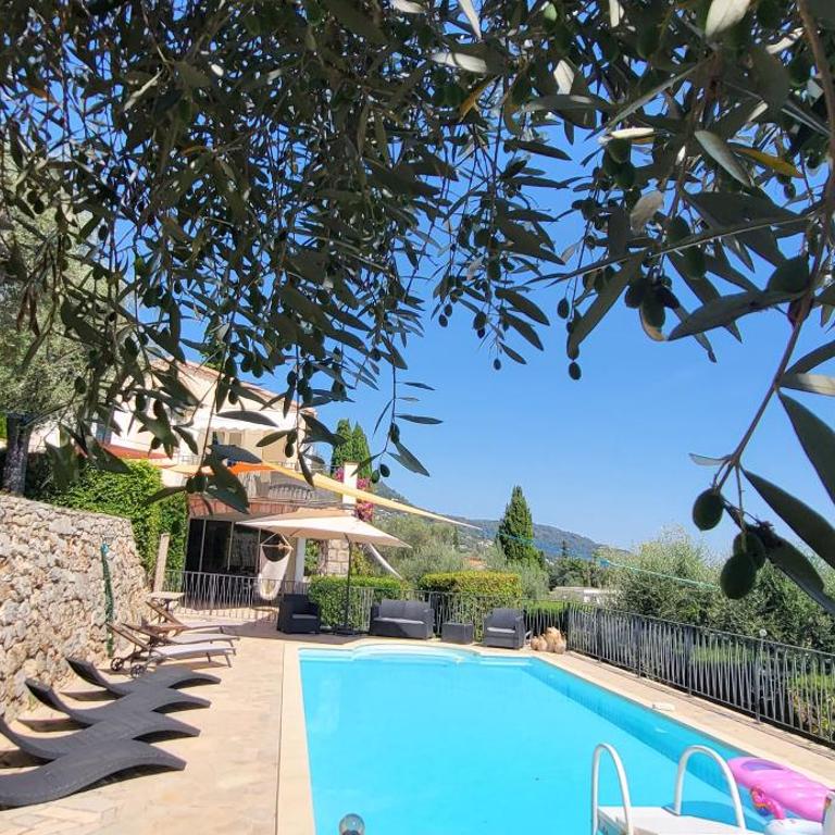 "La Colombe sous les Oliviers" Gîte jusqu'à 4 personnes - 75m2 - Sur Boooking - Rez de jardin Piscine Vue mer et lac - Casa Vacanze - 1