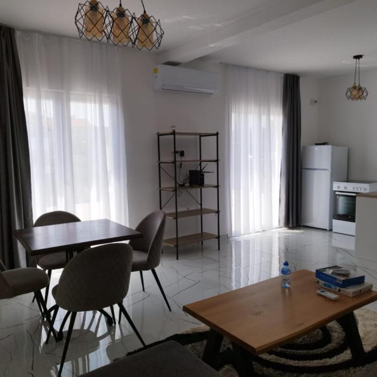 Apartmani Srdanovic - Apartman s 2 Spavaće Sobe sa Balkonom i Terasom - 1