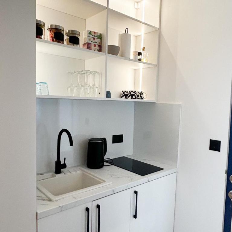 Regent Blue Apartments-Free private parking - Queen Studio - 10