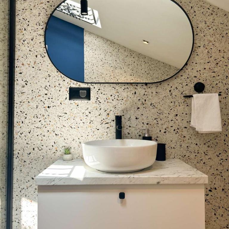 Regent Blue Apartments-Free private parking - Queen Studio - 16