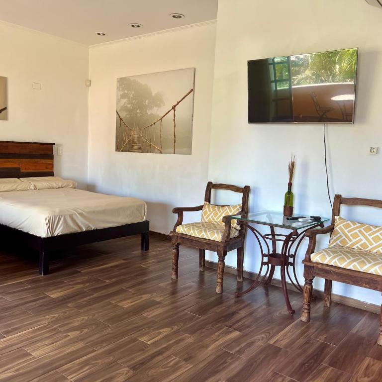 Cancun-Soho - Queen Suite with Pool View - 3