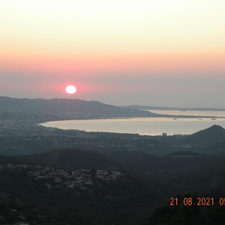 GRAND APPARTEMENT 7 PERSONNES PISCINE XXL VUE EXCEPTIONNELLE BAIE DE CANNES CALMe - Two-Bedroom Apartment - 28
