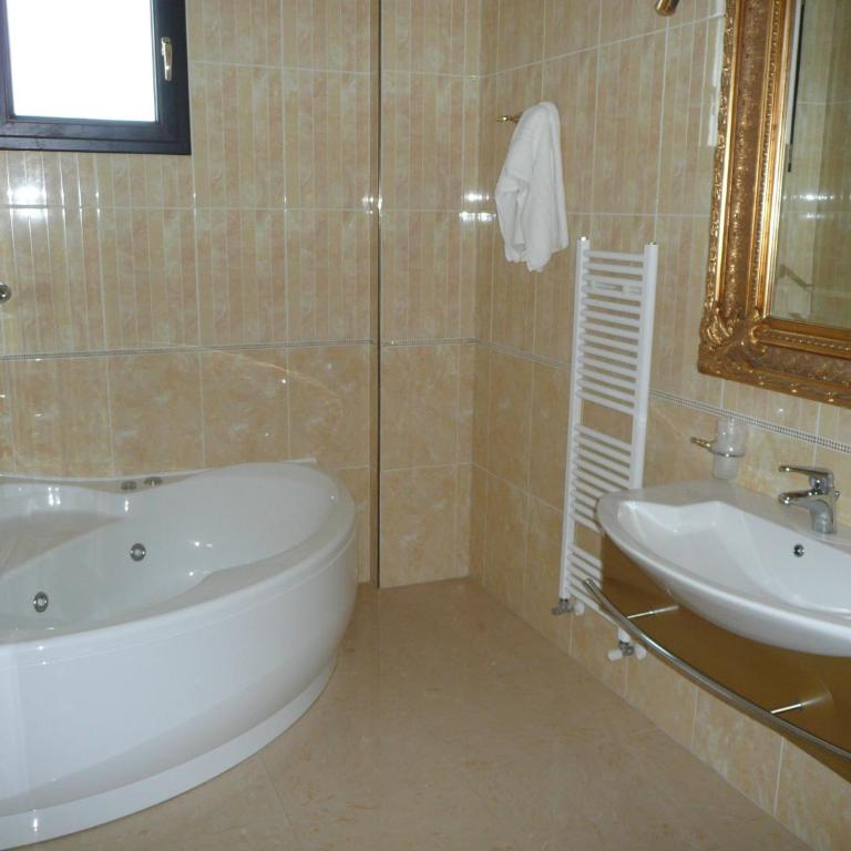 Hotel Riva Del Sole - Camera Matrimoniale con Vasca Idromassaggio - 3
