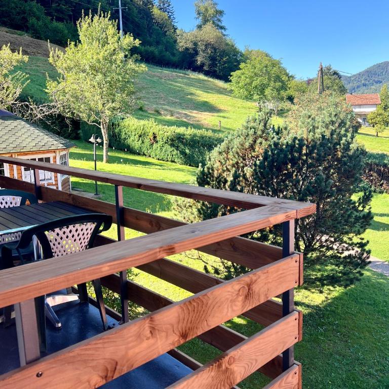 Logis Hôtel les Chatelminés - Chambre Supérieure avec Balcon - Vue sur la Montagne - 4