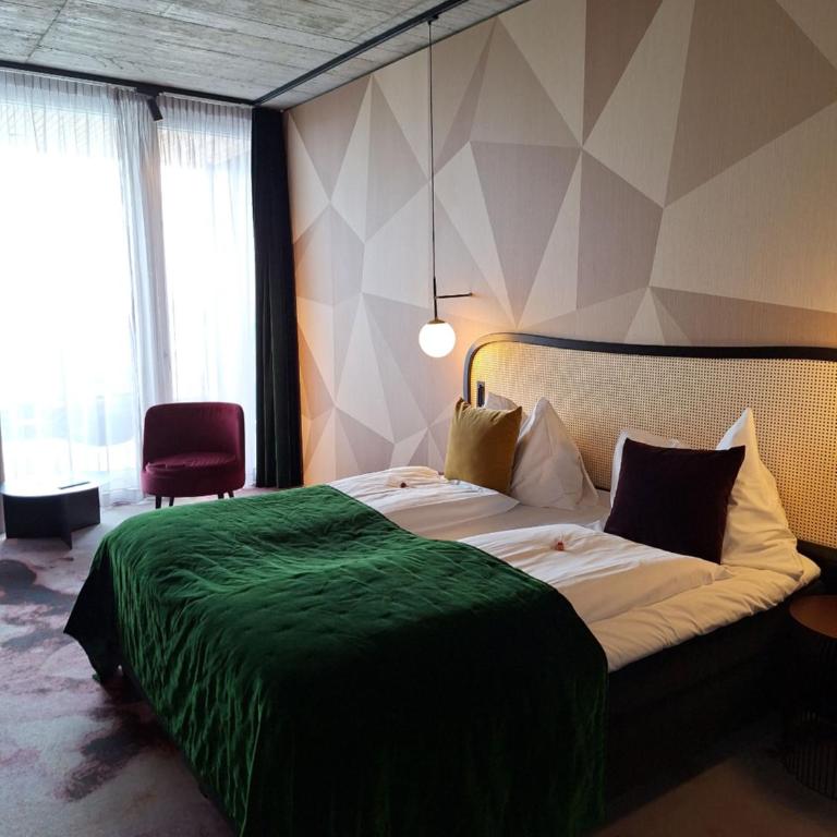 Me and All Hotel Flims, by Hyatt - Zimmer mit Kingsize-Bett und Bergblick - 1
