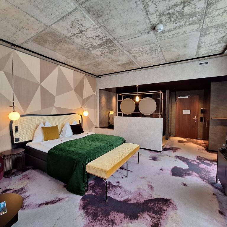 Me and All Hotel Flims, by Hyatt - Deluxe Zimmer mit Kingsize-Bett - 1