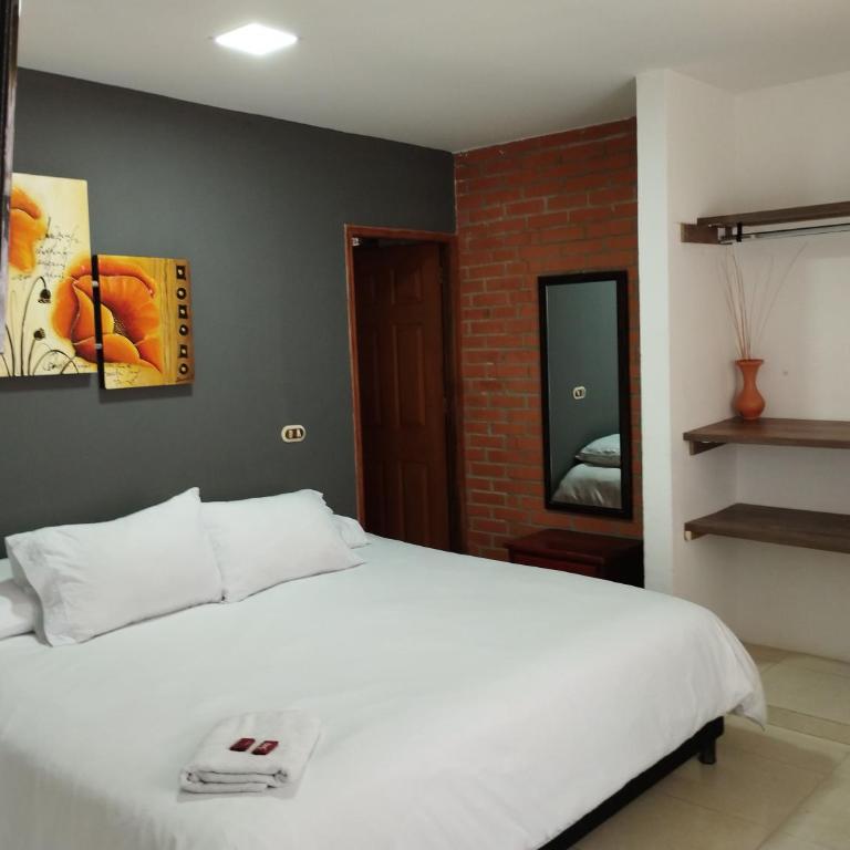 Hotel El Sol Inn - Habitación con cama extragrande. - 5