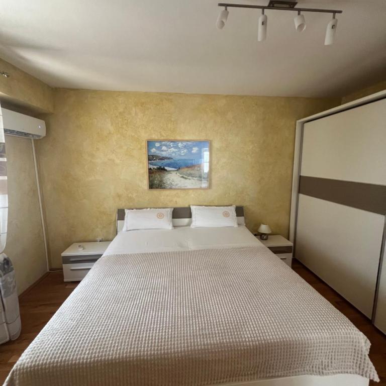 Apartments Malin - Apartment with Balcony - 8