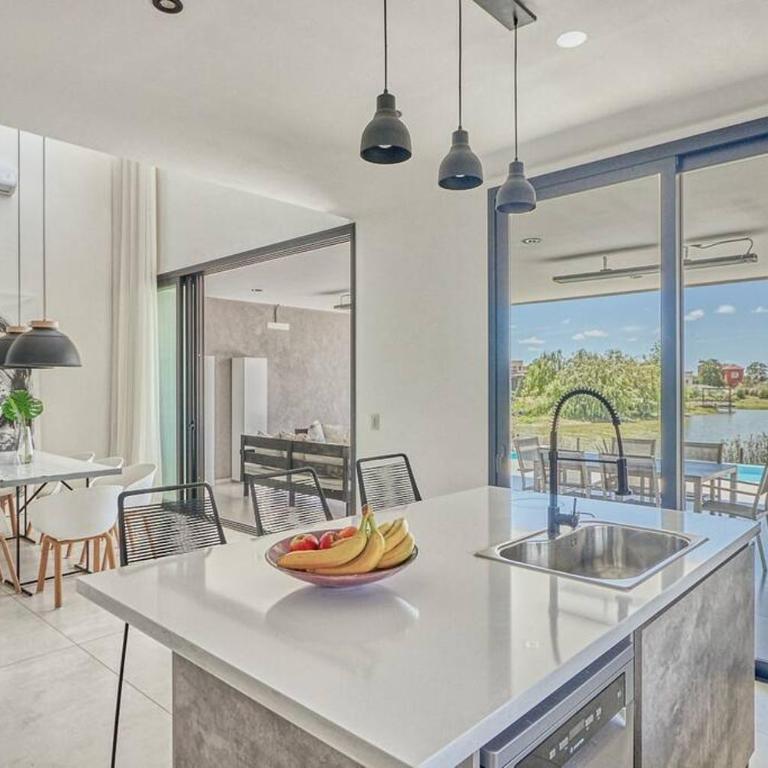 Impresionante casa en la laguna - Four-Bedroom House - 3