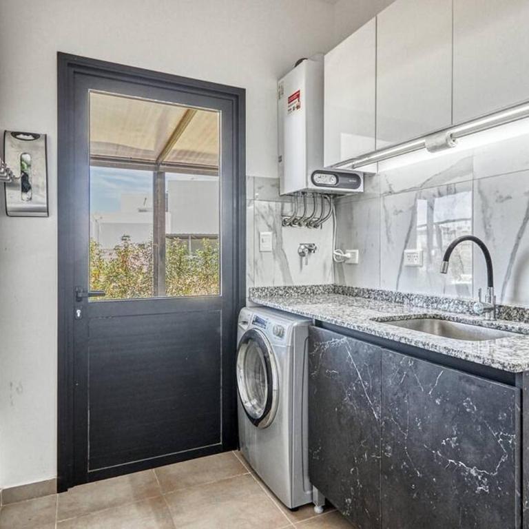 Impresionante casa en la laguna - Four-Bedroom House - 7