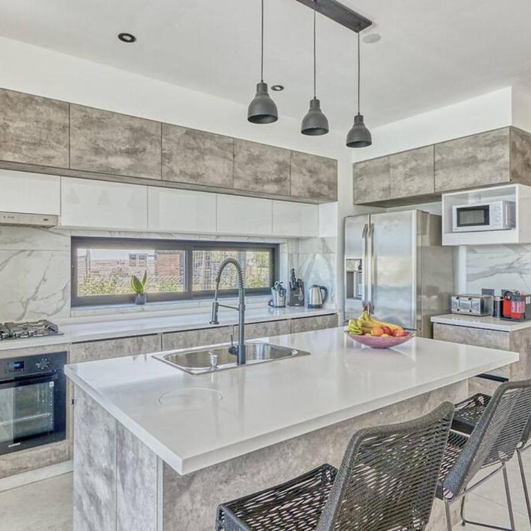 Impresionante casa en la laguna - Four-Bedroom House - 19