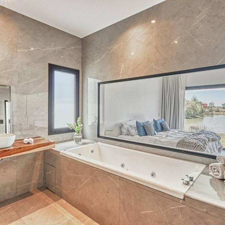 Impresionante casa en la laguna - Four-Bedroom House - 44