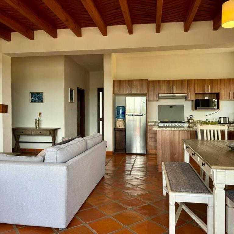 Spacious No Stairs Gated Community Pool Parking Gym - Apartamento de 3 dormitorios con balcón - 17