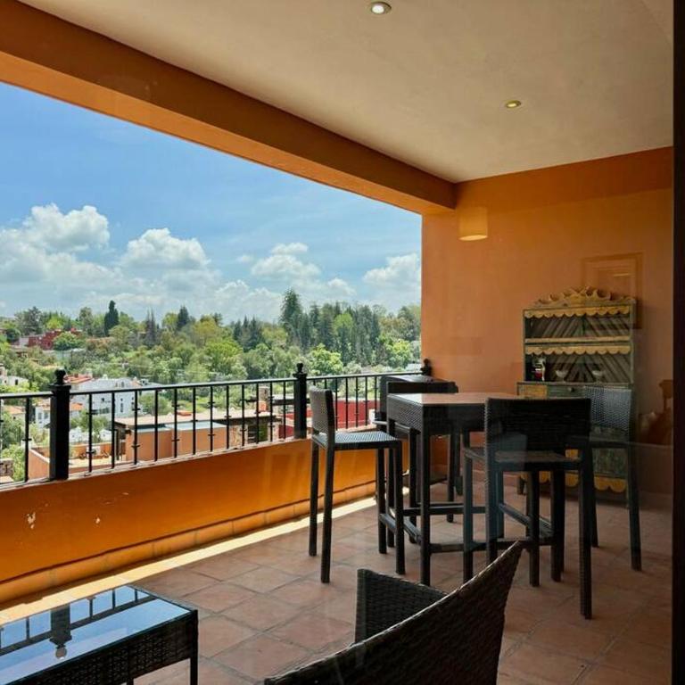 Spacious No Stairs Gated Community Pool Parking Gym - Apartamento de 3 dormitorios con balcón - 76
