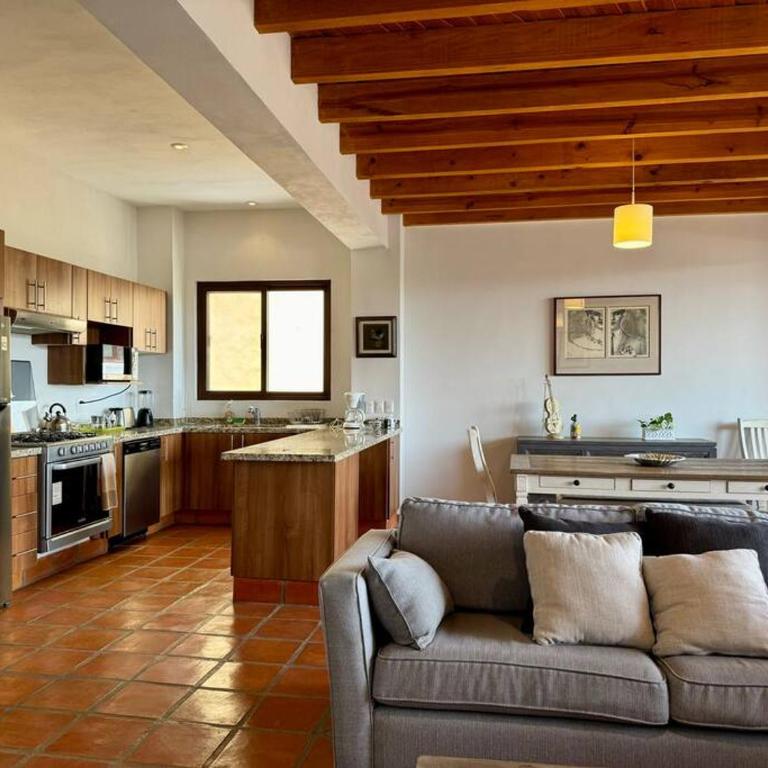 Spacious No Stairs Gated Community Pool Parking Gym - Apartamento de 3 dormitorios con balcón - 80