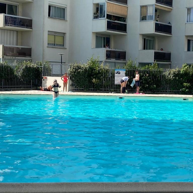 Aux pieds des plages, du port, de la piste cyclable et des commerces de proximité, un studio au dernier étage avec une vue panoramique sur le Bassin d'Arcachon, entièrement rénové, dans une résidence avec piscine - Studio with Balcony - 55
