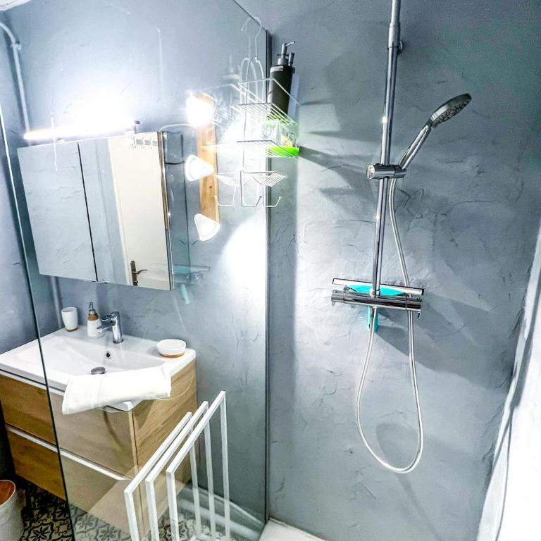 AC - Secure Parking - Near Central Station - Two-Bedroom Apartment - 25