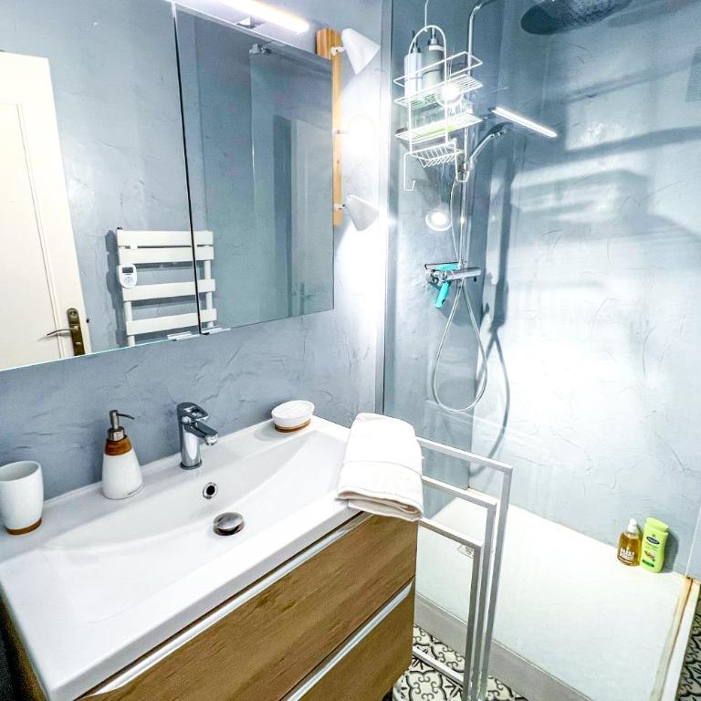 AC - Secure Parking - Near Central Station - Two-Bedroom Apartment - 23