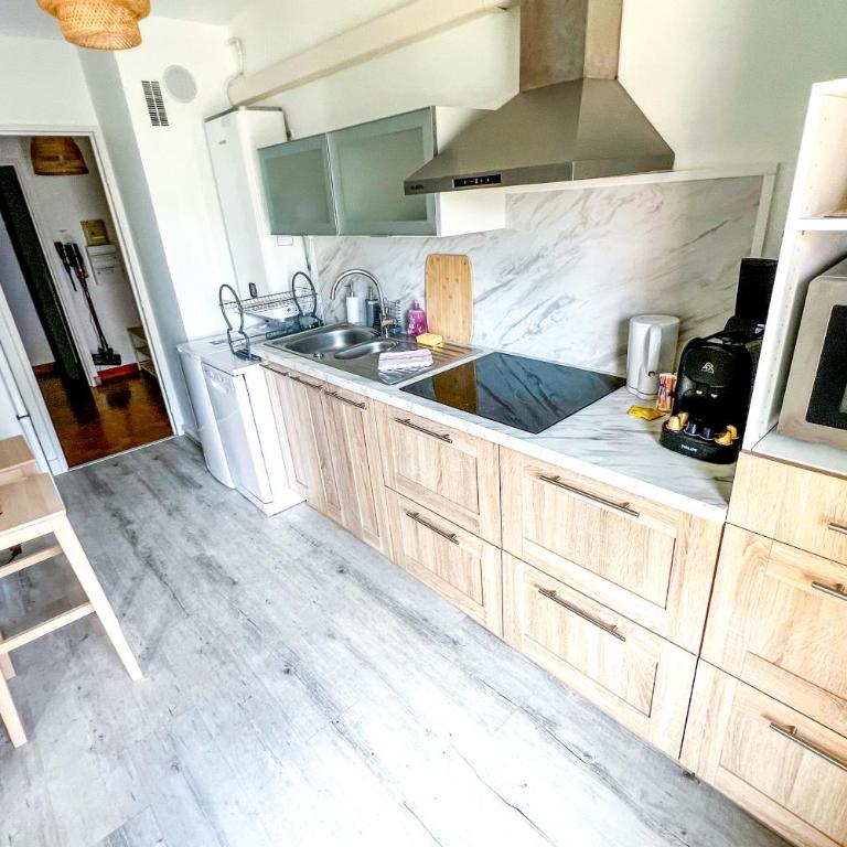 AC - Secure Parking - Near Central Station - Two-Bedroom Apartment - 14