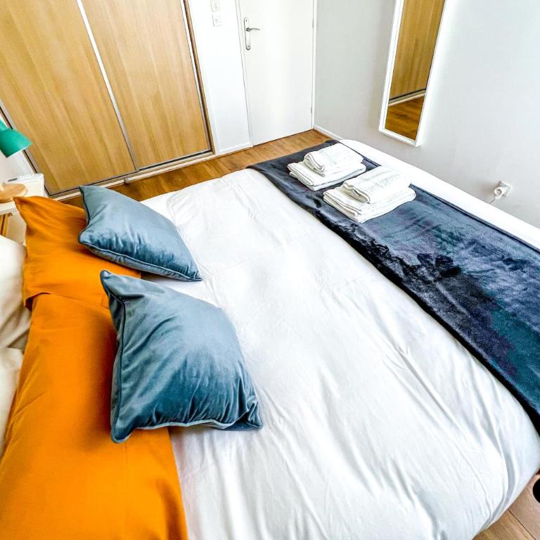 AC - Secure Parking - Near Central Station - Two-Bedroom Apartment - 22