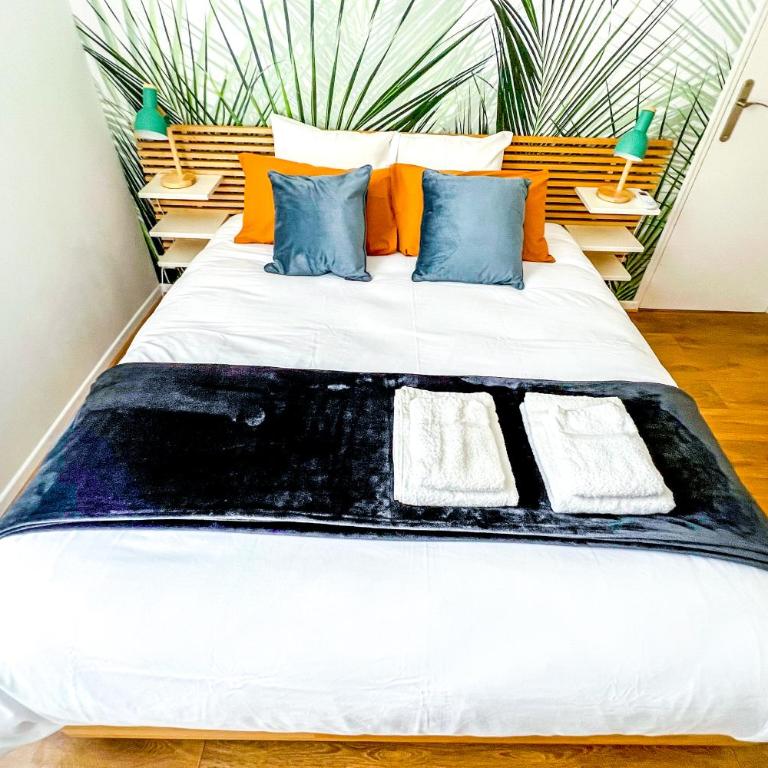 AC - Secure Parking - Near Central Station - Two-Bedroom Apartment - 21
