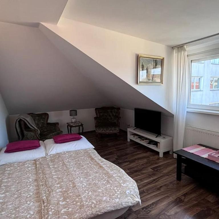 Feine 2-Zimmer Dachgeschoßwohnung - Apartment mit Balkon - 8