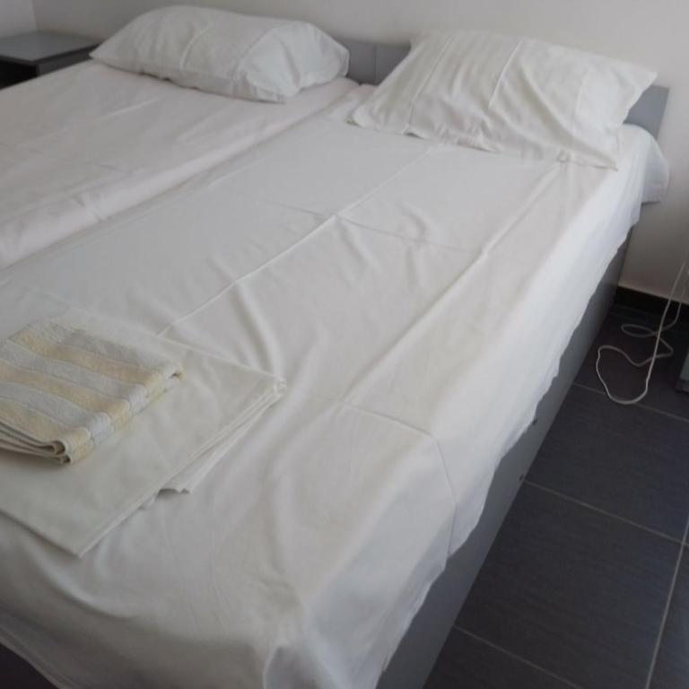 Apartments Stevanovic - Twin Room with Shared Bathroom - 5