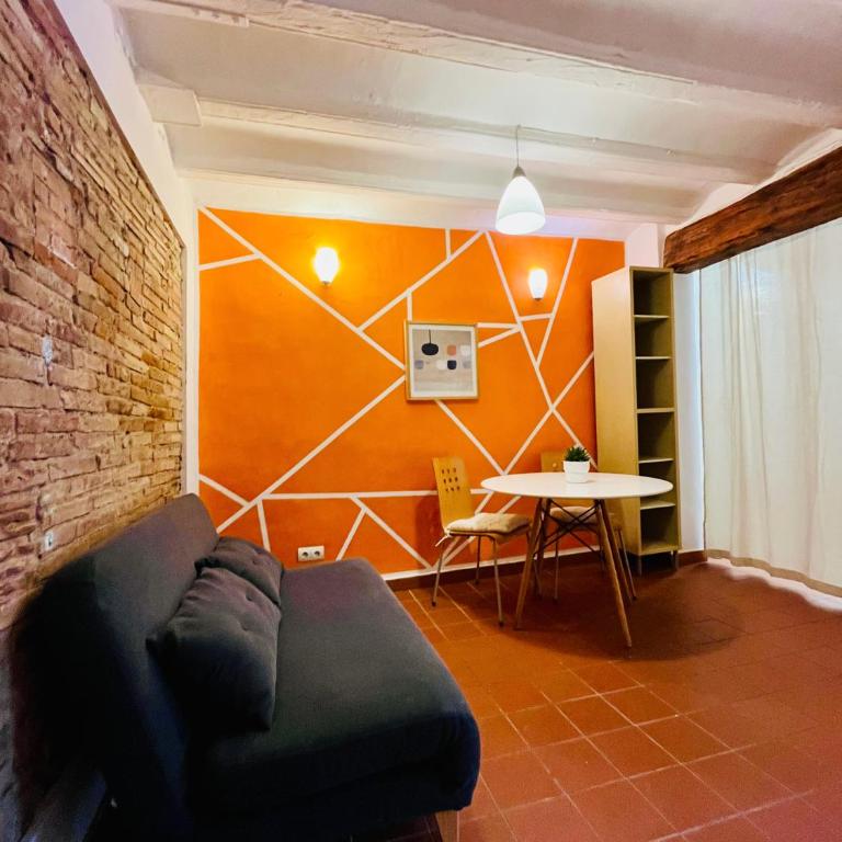 Encanto Gótico Histórico Cerca de Las Ramblas - Two-Bedroom Apartment - 6
