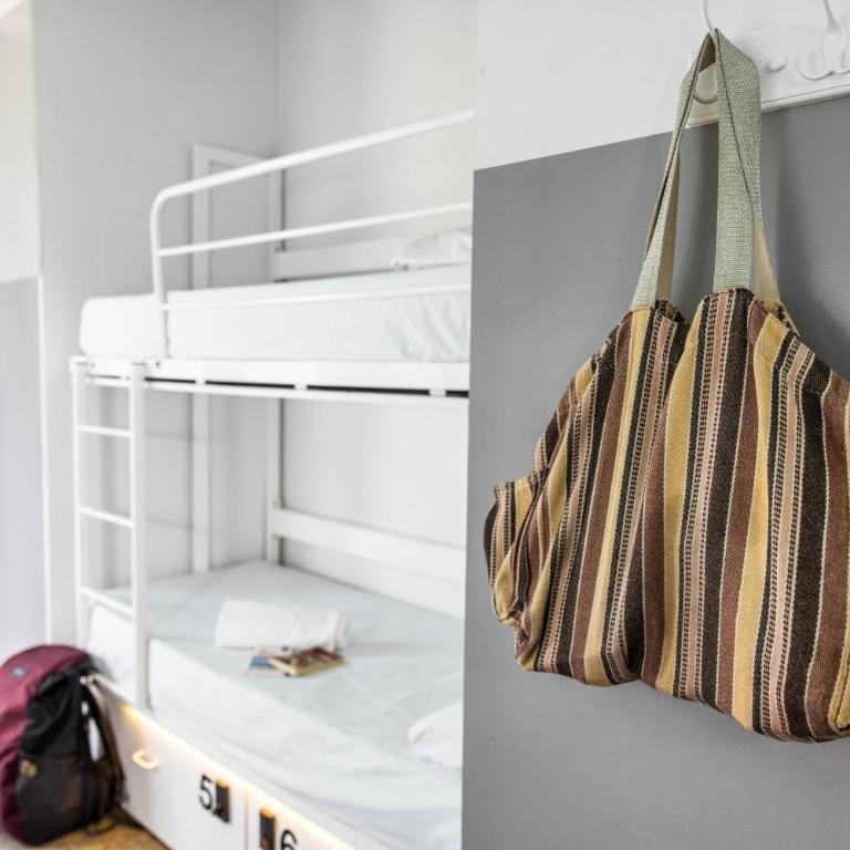 Urbany Hostel BCN GO! - Quadruple Room with Private Bathroom - 5