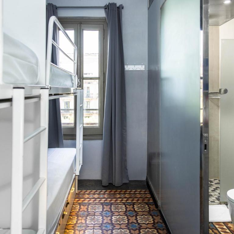 Urbany Hostel BCN GO! - Quadruple Room with Private Bathroom - 9