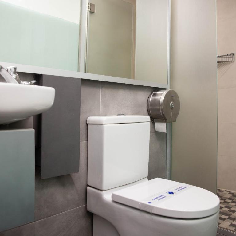 Urbany Hostel BCN GO! - Quadruple Room with Private Bathroom - 11