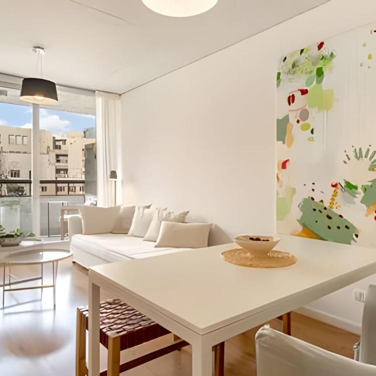 Cozy Apartment w/ Pool, Gym,24h Security & Parking - Deluxe One-Bedroom Apartment with Garden View - 3