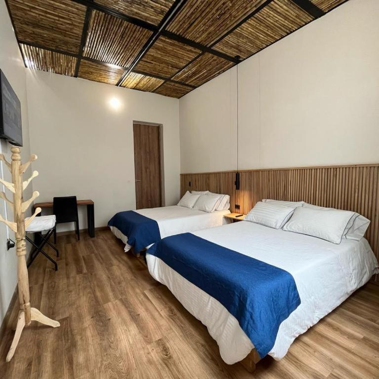 Casa 121 - Habitación Doble con baño privado - 1 o 2 camas - 3